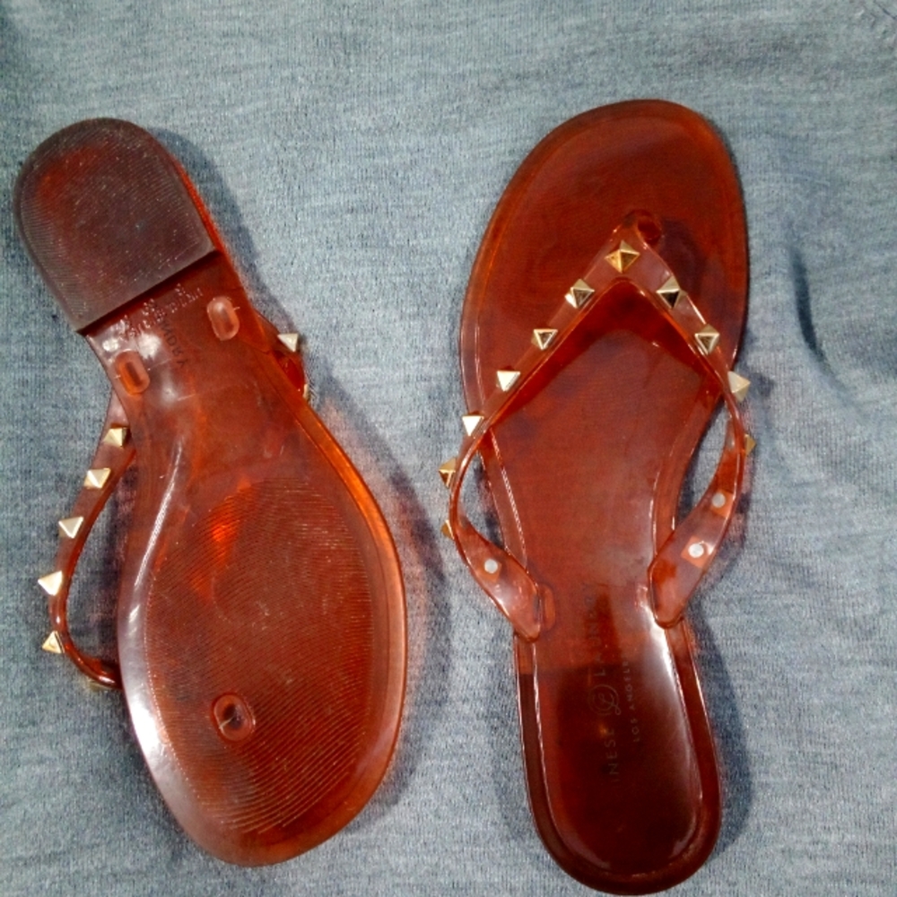 Gorgeous Chinese Laundry sandals with gold detail. Size 8